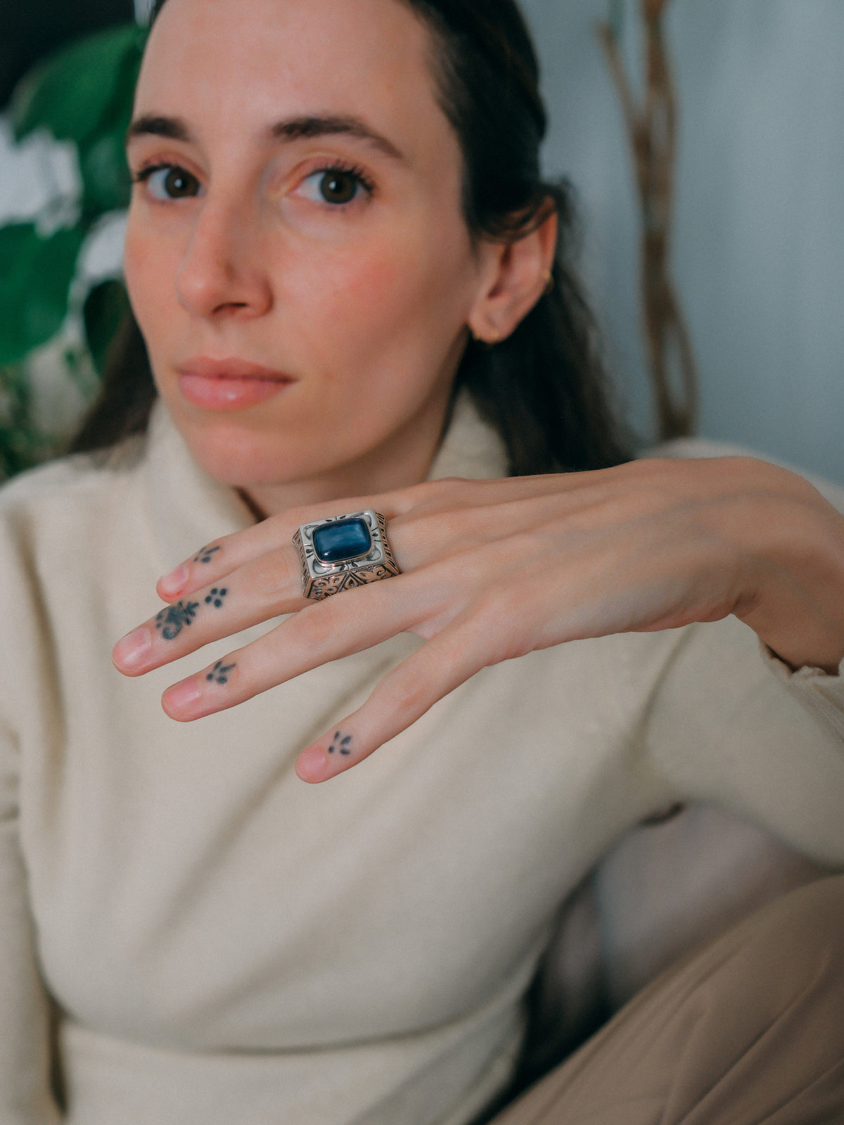 Anillo artesanal hecho a mano con plata de ley y cabujón de cianita. Tamaño 16 Medidas 25 mm x 18 mm Peso 30 g. Handcrafted silver ring with kyanite. Lula Máiz