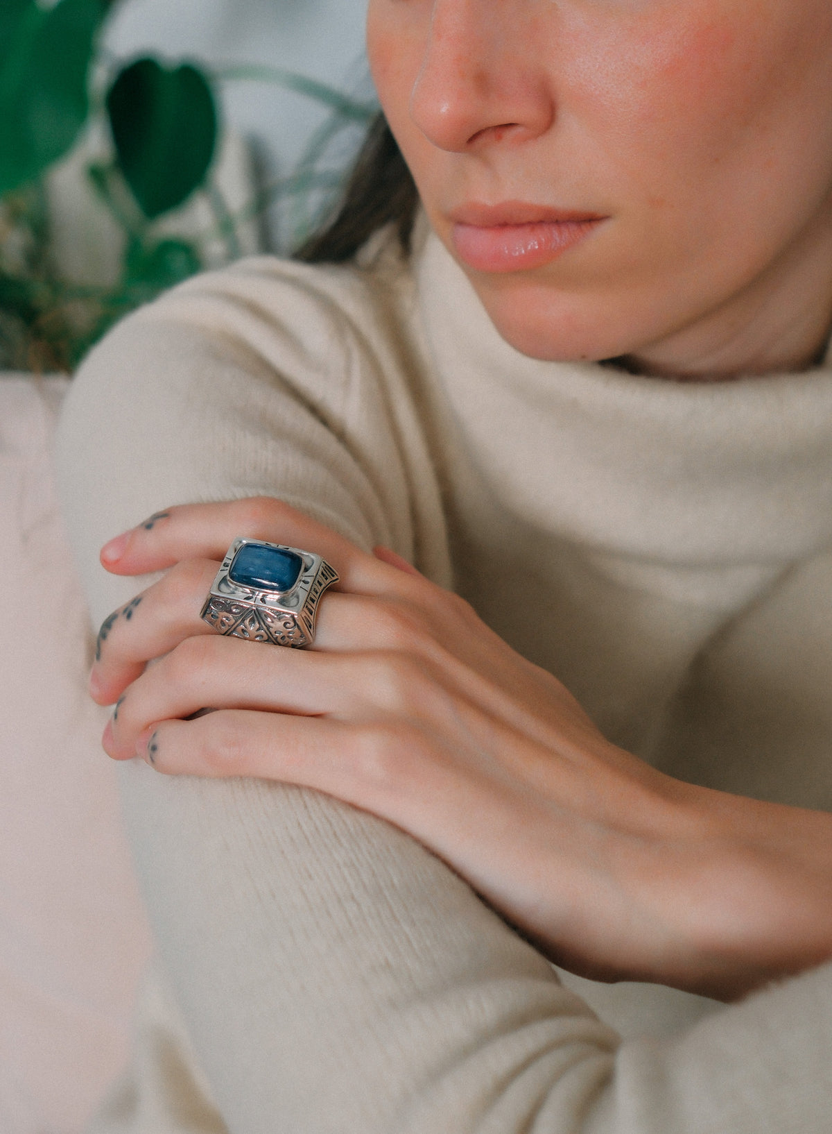 Anillo artesanal hecho a mano con plata de ley y cabujón de cianita. Tamaño 16 Medidas 25 mm x 18 mm Peso 30 g. Handcrafted silver ring with kyanite. Lula Máiz