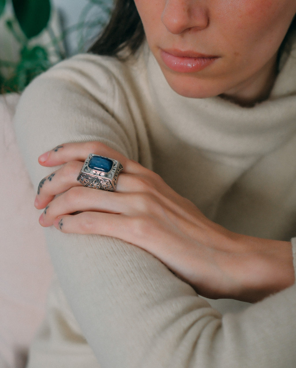 Anillo artesanal hecho a mano con plata de ley y cabujón de cianita. Tamaño 16 Medidas 25 mm x 18 mm Peso 30 g. Handcrafted silver ring with kyanite. Lula Máiz