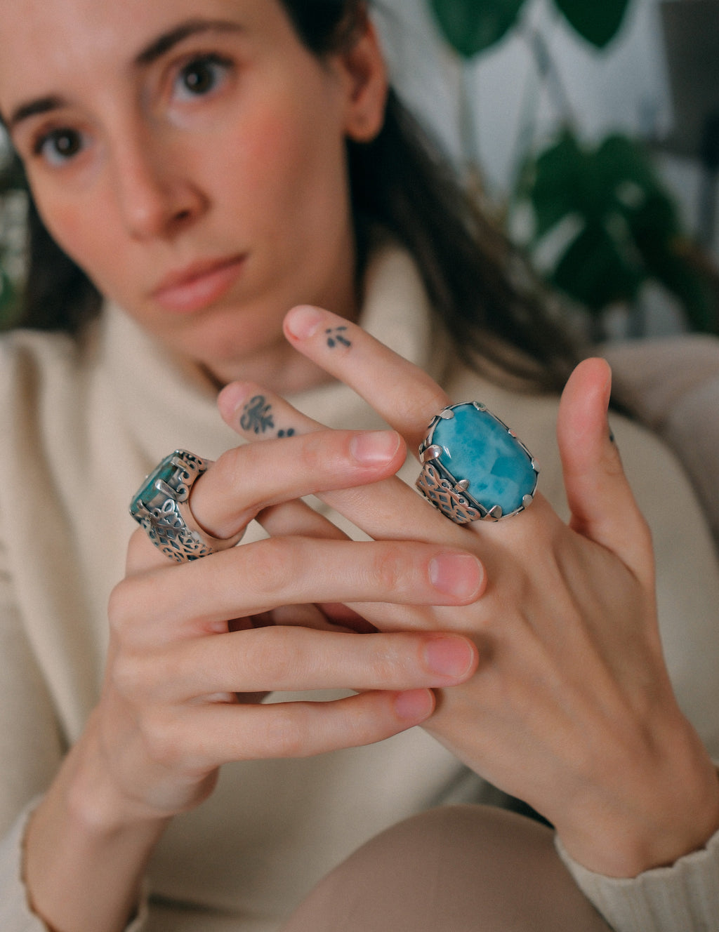 Anillo artesanal hecho a mano con plata de ley y gran cabujón de larimar. Tamaño 18 Medidas larimar 35 mm x 20 mm Peso 40 g. Handcrafted silver ring with larimar. Lula Máiz