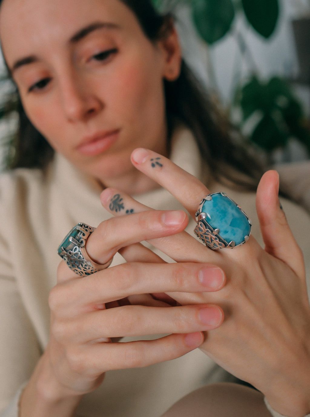 Anillo artesanal hecho a mano con plata de ley y gran cabujón de larimar. Tamaño 18 Medidas larimar 35 mm x 20 mm Peso 40 g. Handcrafted silver ring with larimar. Lula Máiz