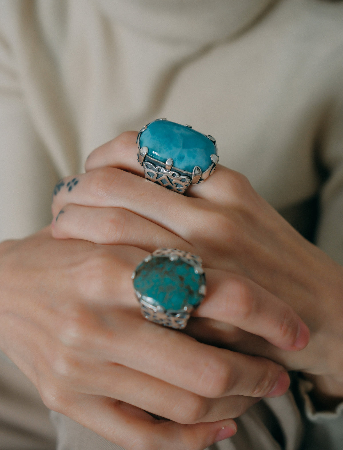 Anillo artesanal hecho a mano con plata de ley y gran cabujón de larimar. Tamaño 18 Medidas larimar 35 mm x 20 mm Peso 40 g. Handcrafted silver ring with larimar. Lula Máiz