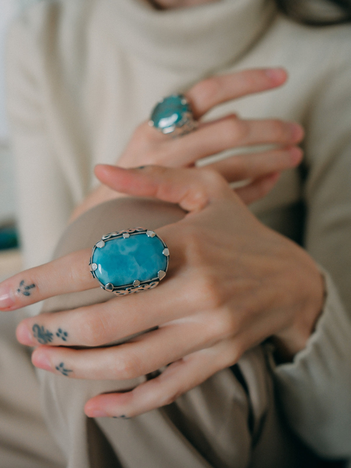 Anillo artesanal hecho a mano con plata de ley y gran cabujón de larimar. Tamaño 18 Medidas larimar 35 mm x 20 mm Peso 40 g. Handcrafted silver ring with larimar. Lula Máiz