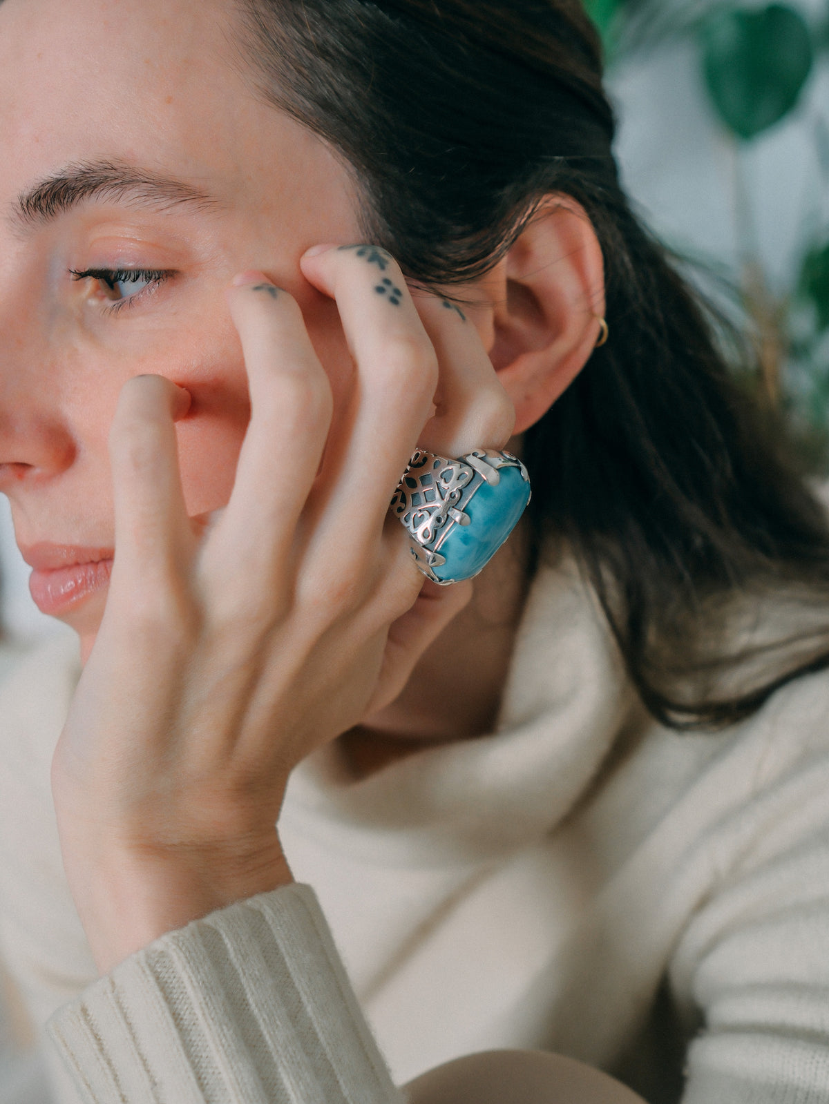 Anillo artesanal hecho a mano con plata de ley y gran cabujón de larimar. Tamaño 18 Medidas larimar 35 mm x 20 mm Peso 40 g. Handcrafted silver ring with larimar. Lula Máiz