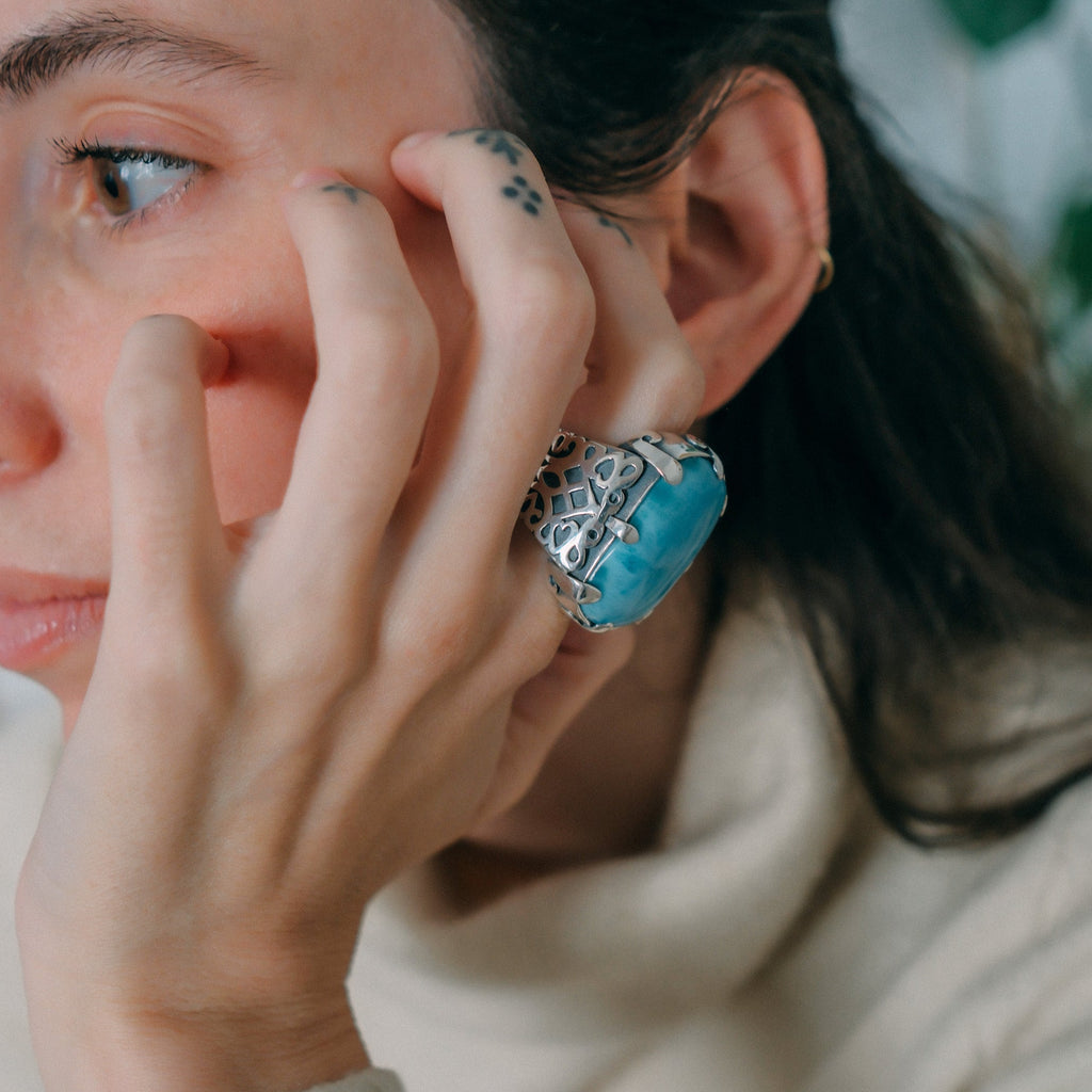 Anillo artesanal hecho a mano con plata de ley y gran cabujón de larimar. Tamaño 18 Medidas larimar 35 mm x 20 mm Peso 40 g. Handcrafted silver ring with larimar. Lula Máiz