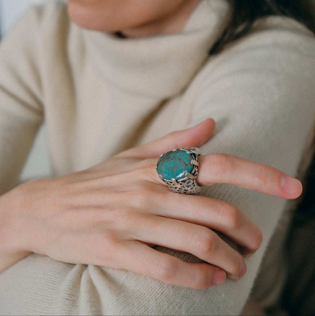 Anillo artesanal hecho a mano con plata de ley y turquesa. Tamaño 18 Medidas turquesa 25 mm x 20 mm Peso 28 Handcrafted silver ring with turquoise. Lula Máiz