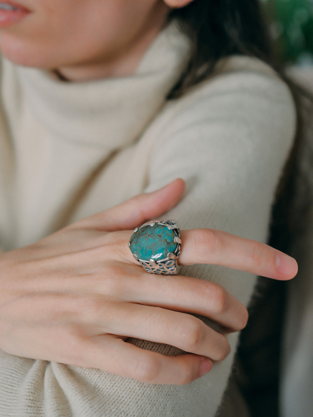 Anillo artesanal hecho a mano con plata de ley y turquesa. Tamaño 18 Medidas turquesa 25 mm x 20 mm Peso 28 Handcrafted silver ring with turquoise. Lula Máiz