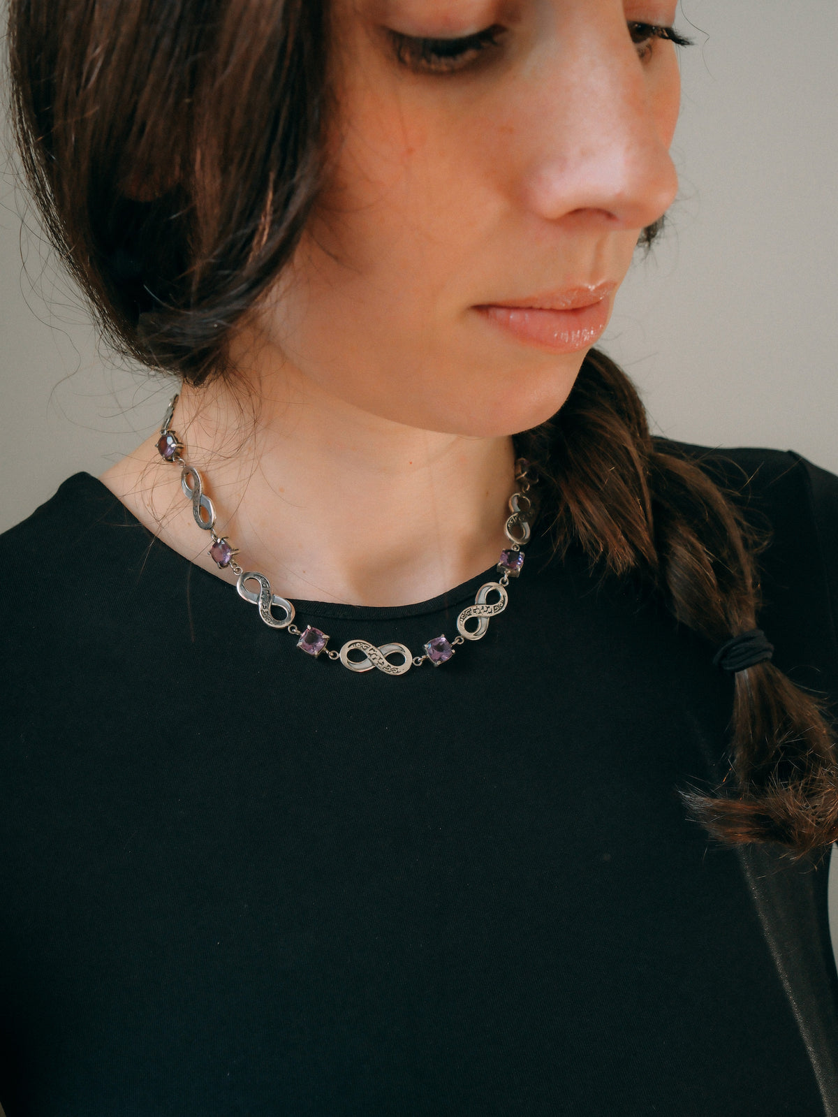 Collar artesanal hecho a mano con plata de ley, símbolos del infinito y 7 amatistas cuadradas facetadas. El cierre es de mosquetón. Tamaño adaptable, 38 cm a 43 cm Peso 29 g.Handcrafted silver necklace with  7 faceted amethyst. Lula Máiz