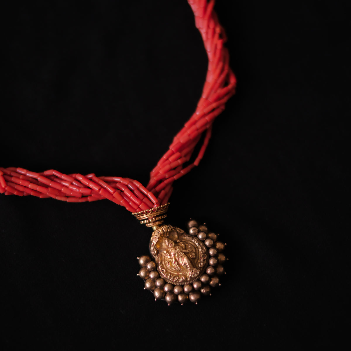 Collar con colgante antiguo de India de oro y metal en la parte posterior representando a Laksmi , diosa de la prosperidad material y espiritual para los hindúes, que simboliza la buena suerte. Esta combinado en esta pieza única de Lula Máiz con 9 vueltas de coral y cuentas de oro. El cierre es también de oro. Longitud 44 cm Medidas colgante 3´5 x 3´5 cm Peso 49 g One of a kind by Lula Máiz