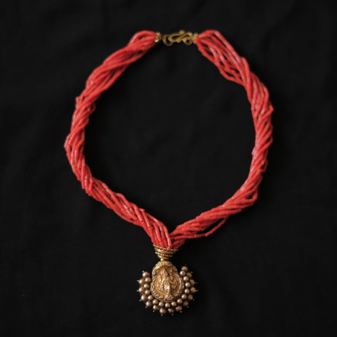 Collar con colgante antiguo de India de oro y metal en la parte posterior representando a Laksmi , diosa de la prosperidad material y espiritual para los hindúes, que simboliza la buena suerte. Esta combinado en esta pieza única de Lula Máiz con 9 vueltas de coral y cuentas de oro. El cierre es también de oro. Longitud 44 cm Medidas colgante 3´5 x 3´5 cm Peso 49 g One of a kind by Lula Máiz