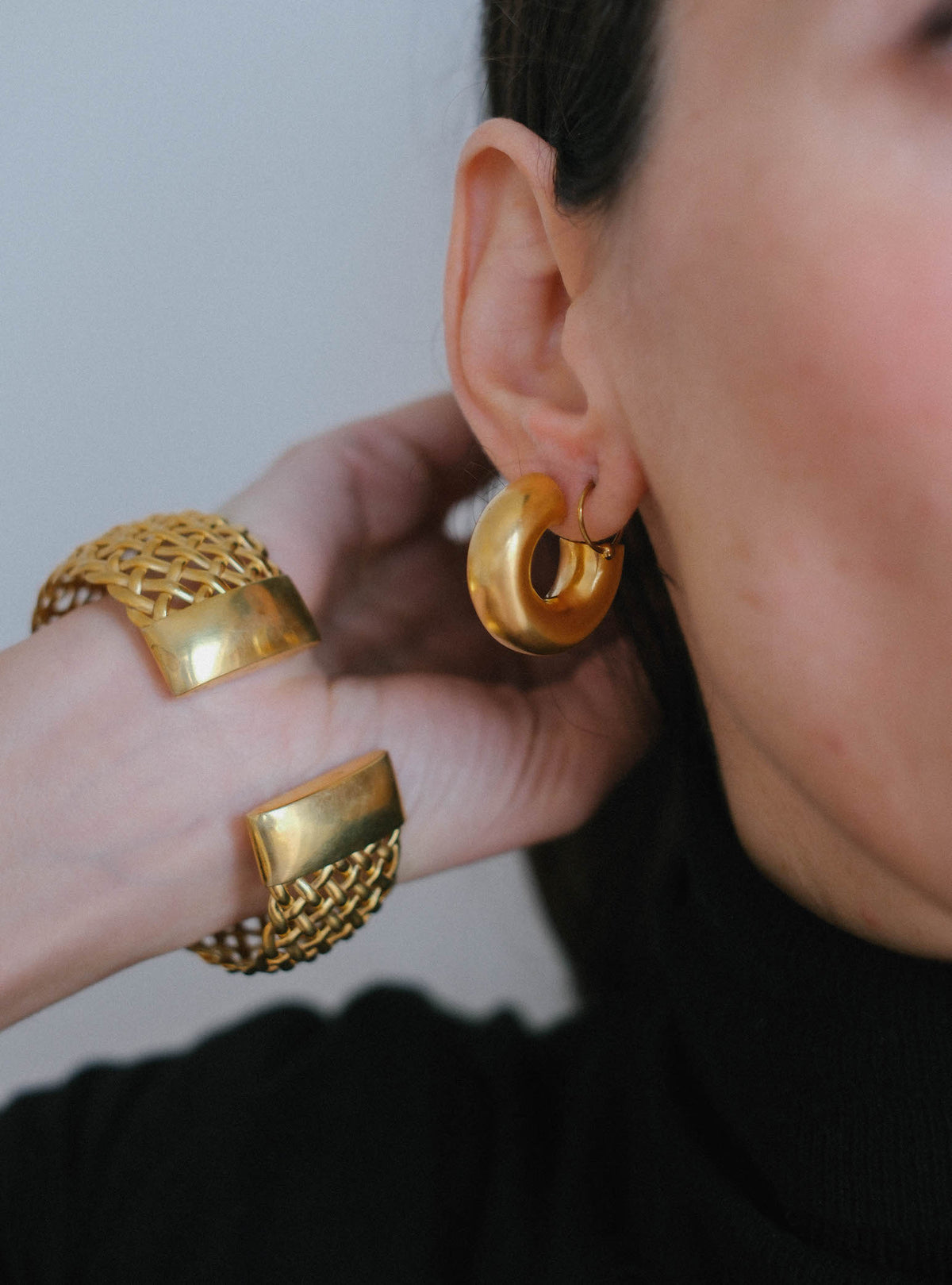 Pendientes artesanales hechos a mano con plata de ley y baño de oro mateado. Diámetro 2´5 cm Peso 12 g. Gold plated silver earrings. Lula Máiz