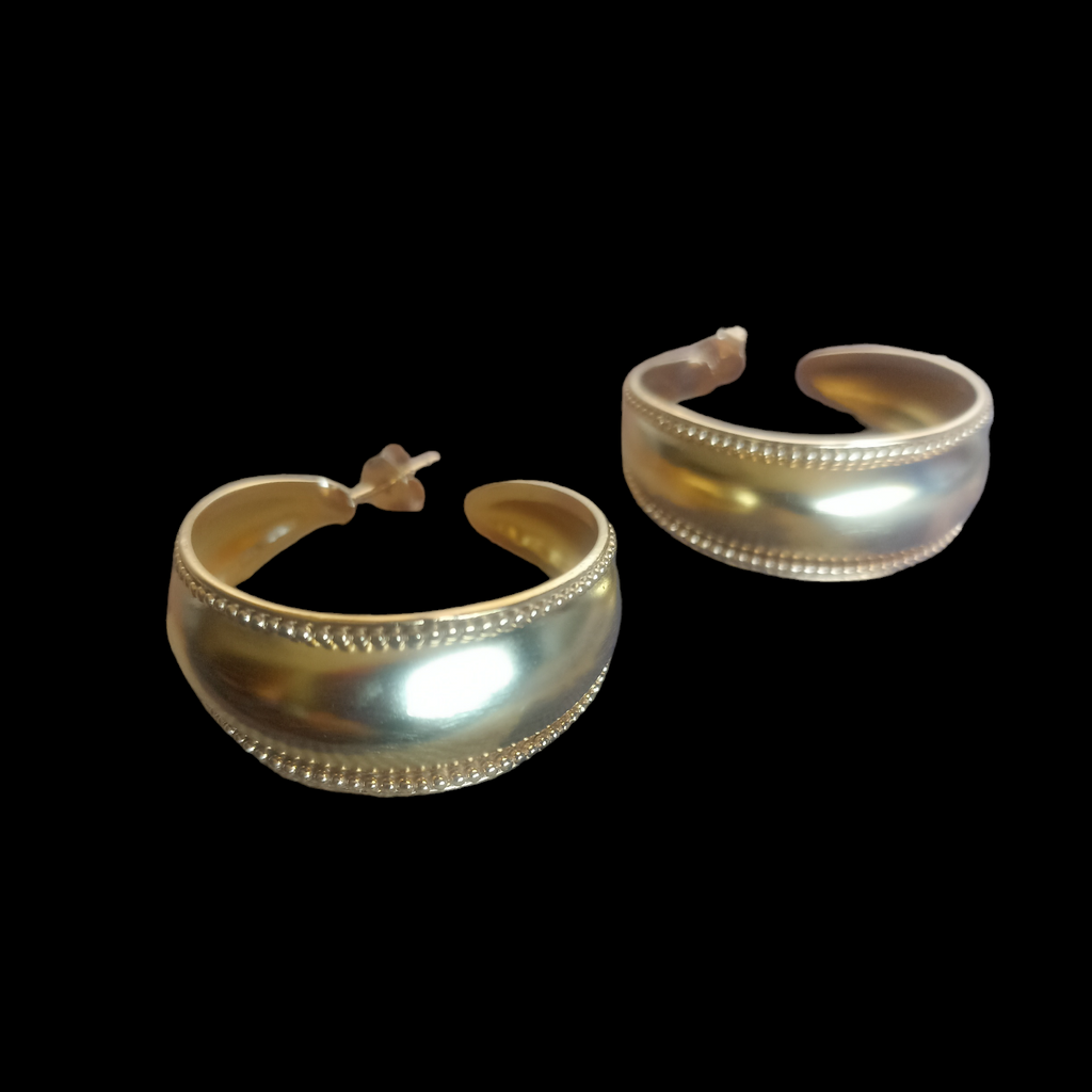 Pendientes artesanales tipo criolla, hechos a mano con plata de ley. Diámetro 3 cm Peso  11 g. Hand made silver earrings. Lula Máiz