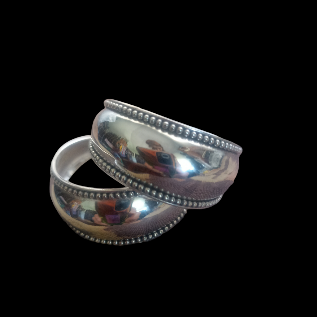 Pendientes artesanales tipo criolla, hechos a mano con plata de ley. Diámetro 3 cm Peso  11 g. Hand made silver earrings. Lula Máiz