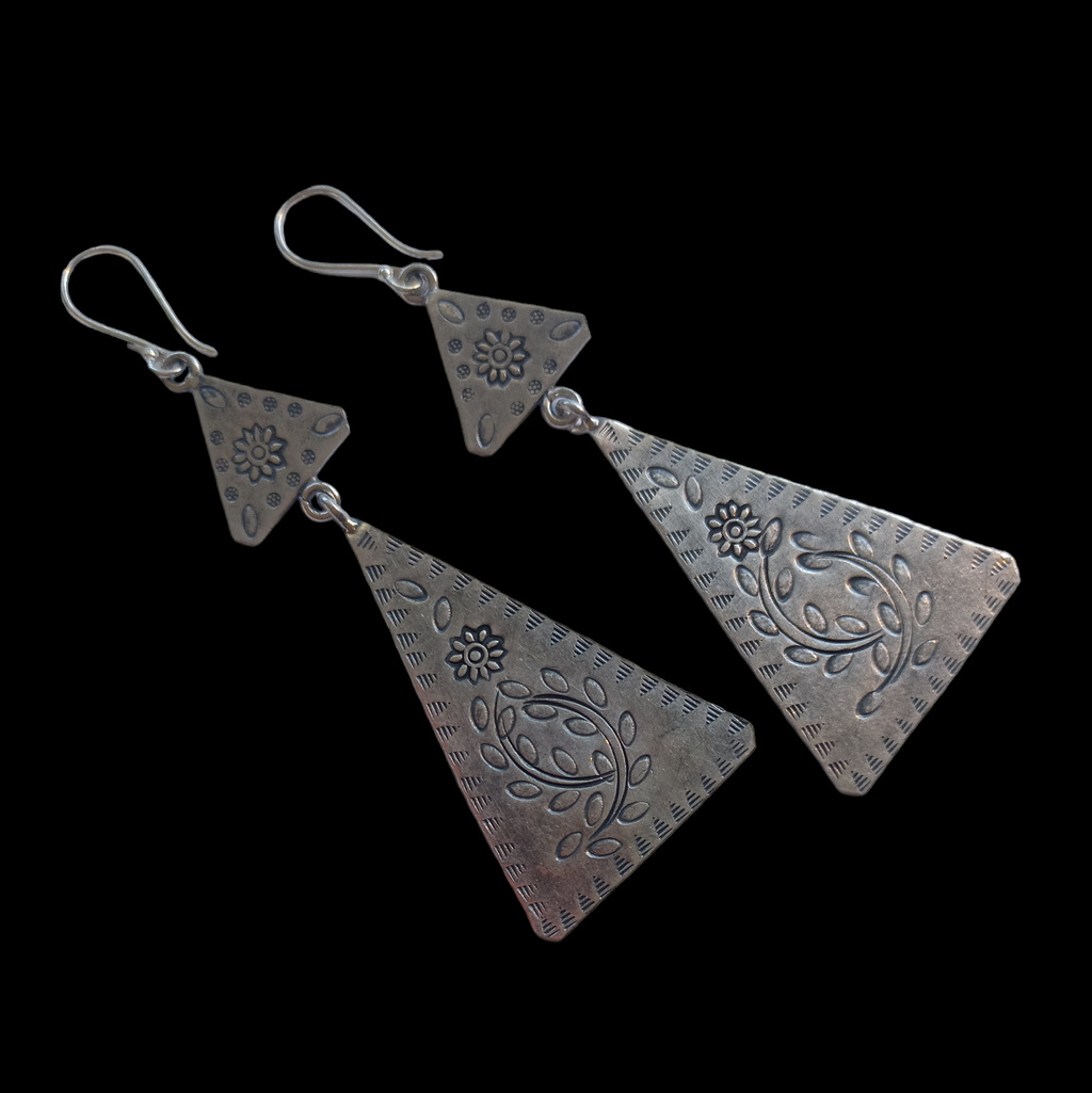 Pendientes artesanales hechos a mano con dos triángulos de plata de ley . Longitud 8´5 cm Peso 12 g. Handcrafted silver earrings. Triangle silver earrings. Lula Máiz