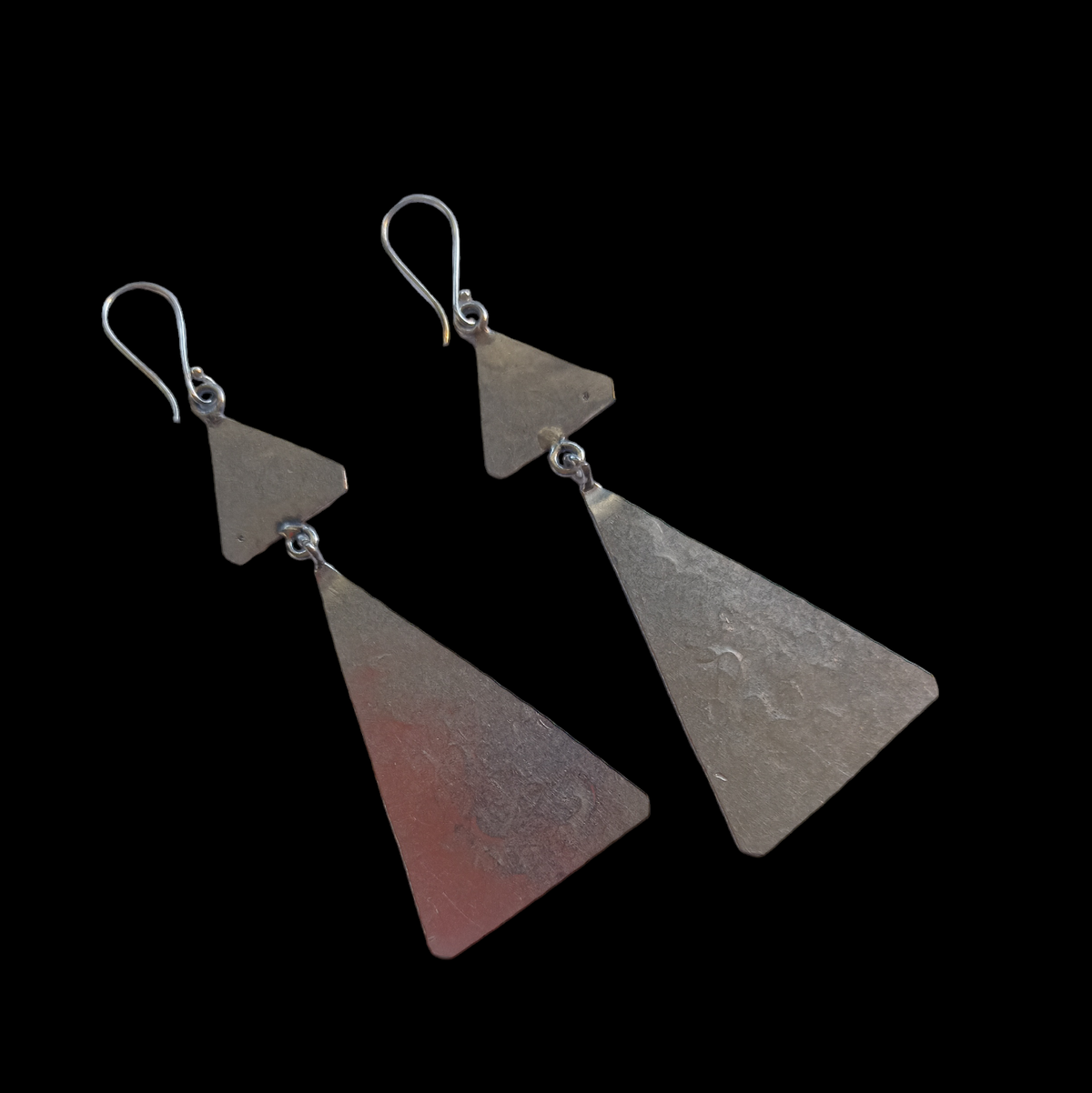 Pendientes artesanales hechos a mano con dos triángulos de plata de ley . Longitud 8´5 cm Peso 12 g. Handcrafted silver earrings. Triangle silver earrings. Lula Máiz