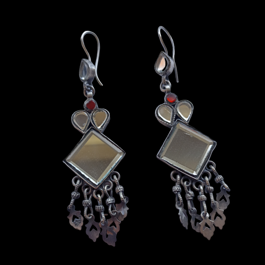 Pendientes artesanales hechos a mano con plata y vidrio. Longitud 8 cm Peso 17 g. Hand made silver earrings . Lula Máiz