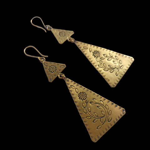 Pendientes artesanales hechos a mano con dos triángulos de plata de ley . Longitud 8´5 cm Peso 12 g. Handcrafted silver earrings. Triangle silver earrings. Lula Máiz