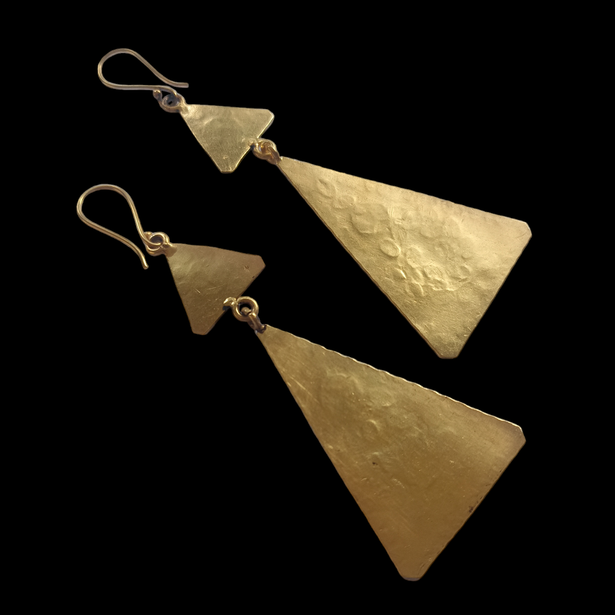 Pendientes artesanales hechos a mano con dos triángulos de plata de ley . Longitud 8´5 cm Peso 12 g. Handcrafted silver earrings. Triangle silver earrings. Lula Máiz