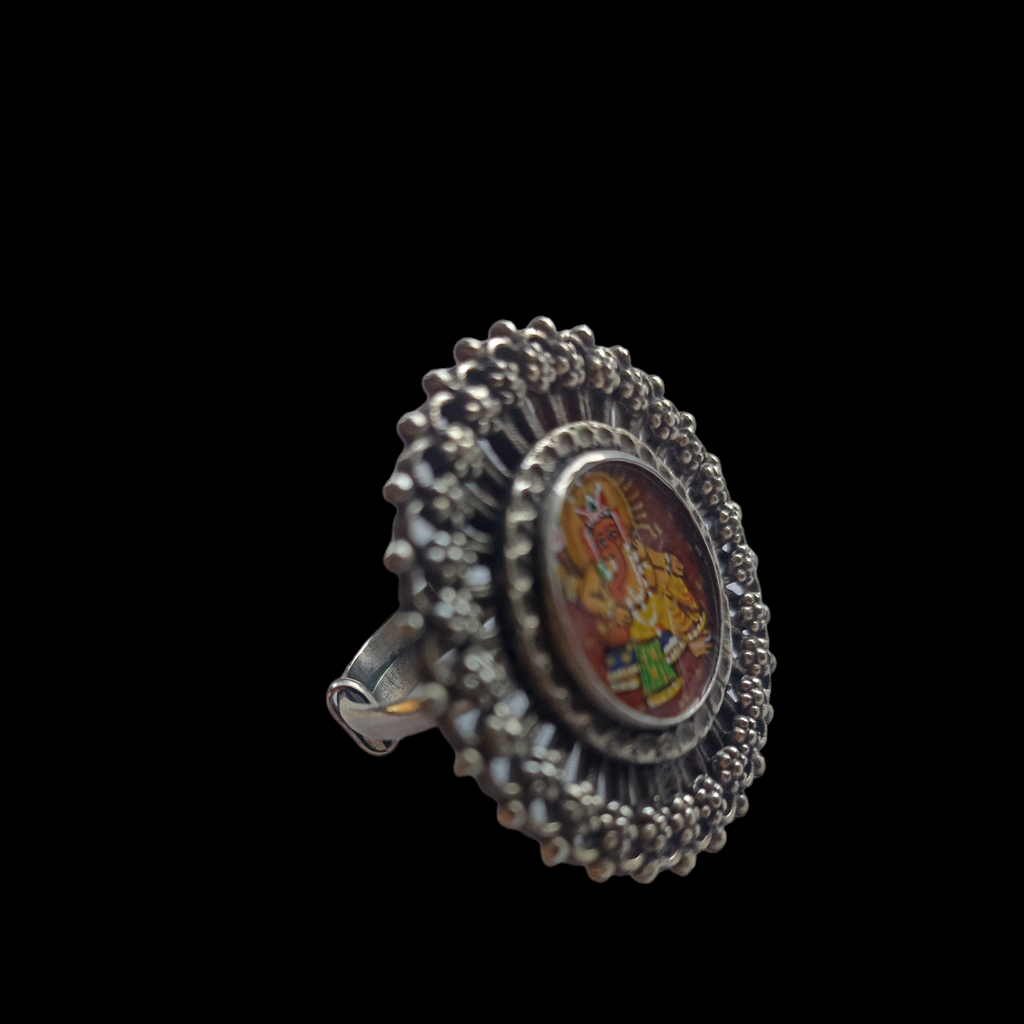 Anillo artesanal de India hecho a mano con plata y miniatura del dios hindú Ganesha, muy venerado por su fuerza, sabiduría y humildad. Tamaño adaptable del 12 al 19. Diámetro 3´5 cm Peso 13 g Ethnic ring with Ganesha