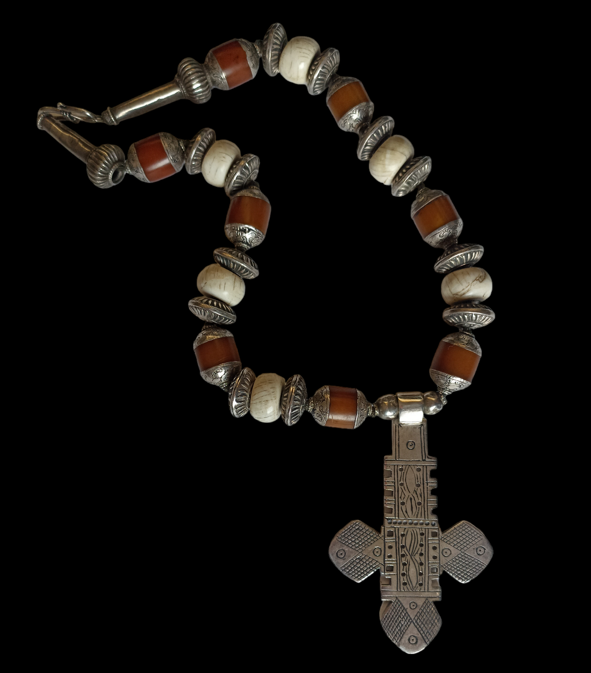 Collar con cruz de los ahmara de Etiopia, combinada con piezas de resina de copal y plata de Nepal, concha y cuentas de plata de ley. Las dos piezas que rematan el collar son de plata, antiguas de India. Pieza única de Lula Máiz Longitud 50 cm Medidas cruz  8´5 cm x 5´5 cm Peso 158 g.One of a kind by Lula Máiz