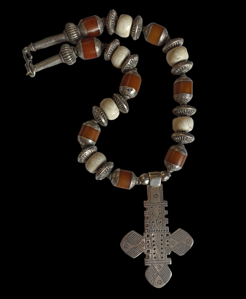 Collar con cruz de los ahmara de Etiopia, combinada con piezas de resina de copal y plata de Nepal, concha y cuentas de plata de ley. Las dos piezas que rematan el collar son de plata, antiguas de India. Pieza única de Lula Máiz Longitud 50 cm Medidas cruz  8´5 cm x 5´5 cm Peso 158 g.One of a kind by Lula Máiz