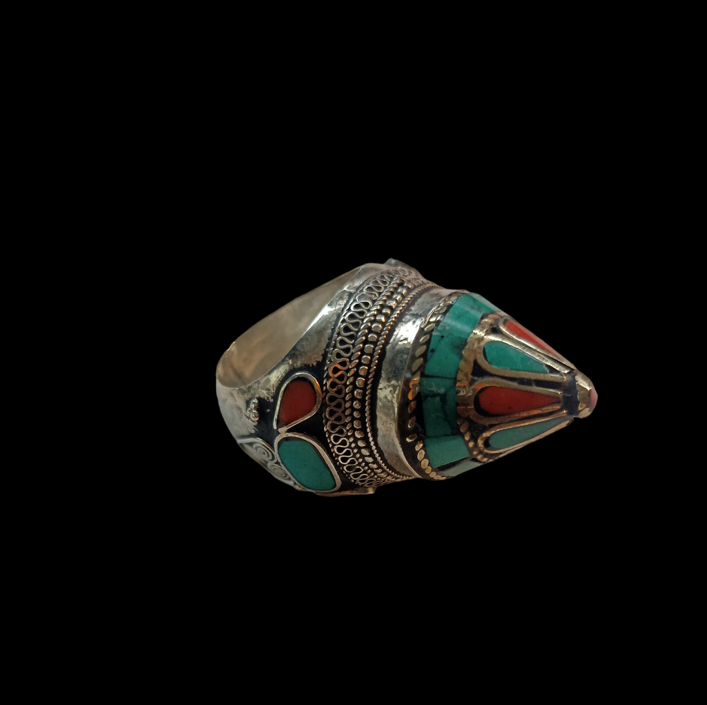 Anillo artesanal de Afganistán hecho a mano con aleación de plata, lacre y turquesa y coral prensados. Tamaño 19 Peso 27 g. Ethnic ring from Afghanistan