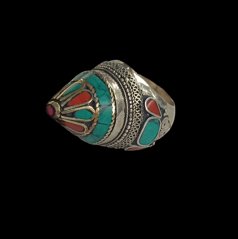 Anillo artesanal de Afganistán hecho a mano con aleación de plata, lacre y turquesa y coral prensados. Tamaño 19 Peso 27 g. Ethnic ring from Afghanistan