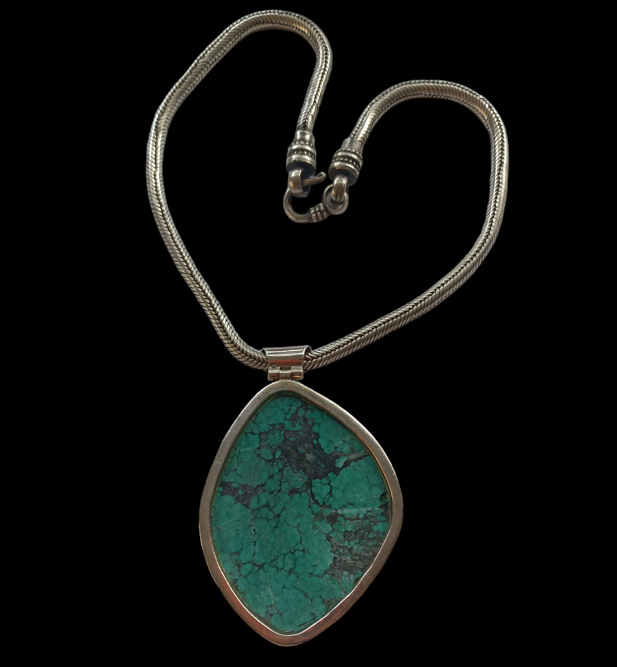 Colgante artesanal hecho con plata de ley y gran turquesa tibetana y cadena de plata llamada serpiente por su gran flexibilidad hecha a mano en India. Longitud cadena 43 cm. Medidas colgante  8 cm x 5´5 cm Peso 110 g. Big tibetan turquoise and snake chain.