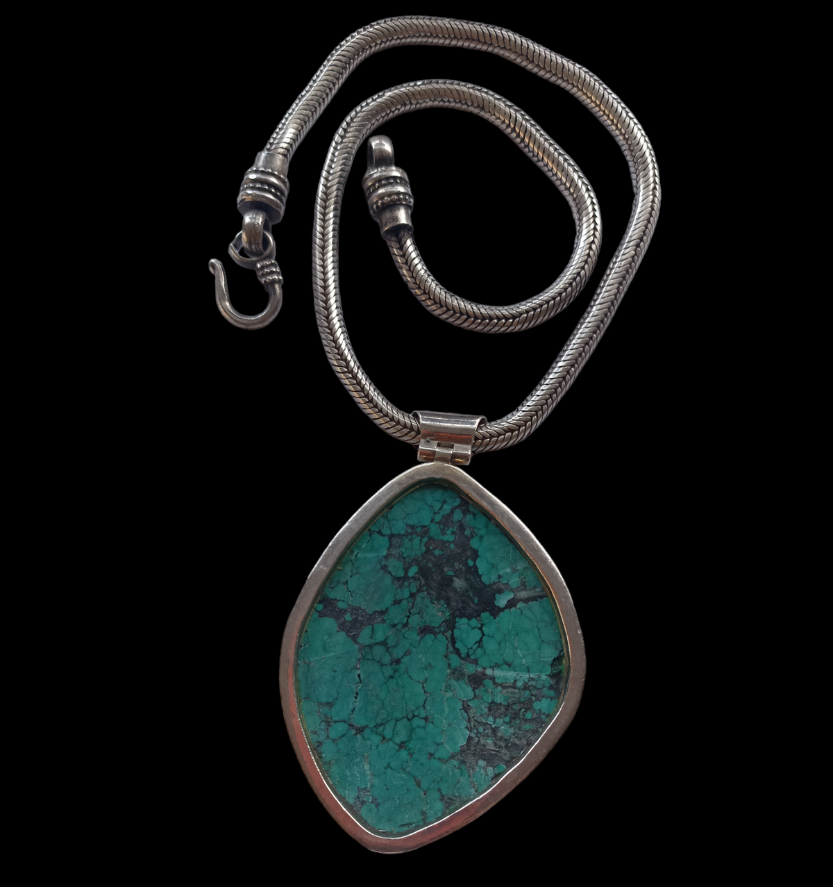 Colgante artesanal hecho con plata de ley y gran turquesa tibetana y cadena de plata llamada serpiente por su gran flexibilidad hecha a mano en India. Longitud cadena 43 cm. Medidas colgante  8 cm x 5´5 cm Peso 110 g. Big tibetan turquoise and snake chain.