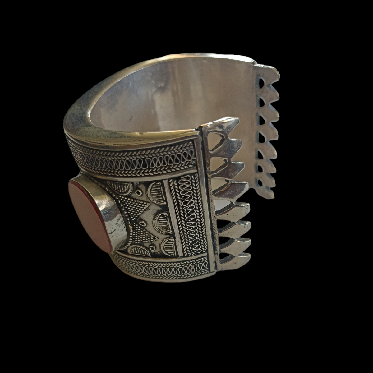 Brazalete rígido de Afganistán hecho a mano con plata y tres ágatas cornalinas. El interior es de lacre, usando la técnica tradicional que le da solidez a la pieza sin hacerla excesivamente pesada. Contorno interno 14 cm + 3´5 cm de apertura. Ancho 5 cm Peso 185 g. Bracelet cuff from Afghanistan