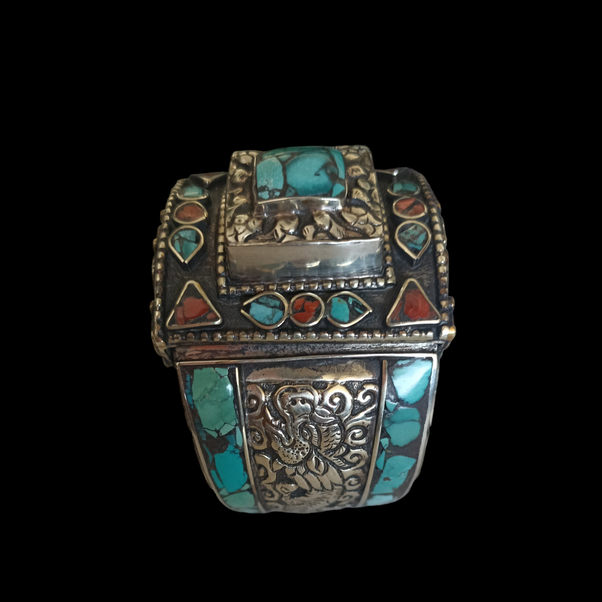 Brazalete artesanal tibetano hecho a mano con aleación de plata y coral y turquesa prensados. Decorada con 2 dragones, El dragón es símbolo de fuerza, coraje y sabiduría en Oriente y portador de buena suerte.   Se abre por la parte posterior mediante bisagras.  Contorno interior 17 cm  Apertura  máxima 2´5 cm Ancho 5 cm Peso  150 g. Hand made tibetan cuff bracelet