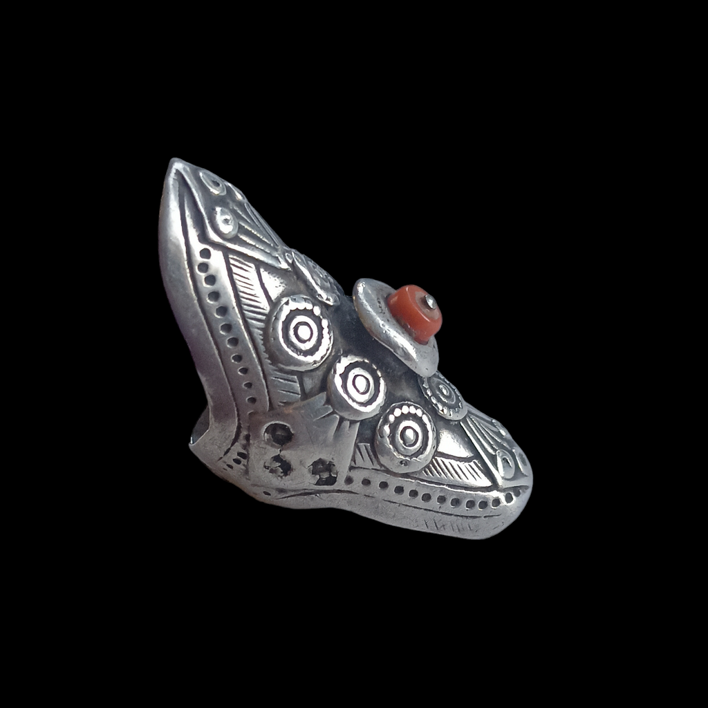 Anillo antiguo hecho a mano con plata y coral, de Yemen. Es una pieza única con un diseño muy particular y una patina extraordinaria. Esta abierto por la parte posterior, seguramente cortado por su propietaria cuando ya no le servía. Longitud 4´5 cm Tamaño 15 ( adaptable) Peso  11 g. Antique silver ring from Yemen. Lula Máiz