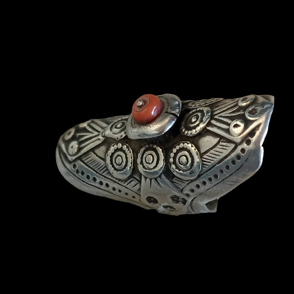 Anillo antiguo hecho a mano con plata y coral, de Yemen. Es una pieza única con un diseño muy particular y una patina extraordinaria. Esta abierto por la parte posterior, seguramente cortado por su propietaria cuando ya no le servía. Longitud 4´5 cm Tamaño 15 ( adaptable) Peso  11 g. Antique silver ring from Yemen. Lula Máiz