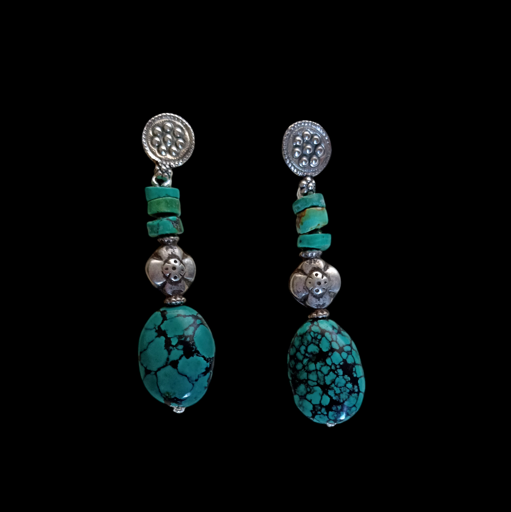 Pendientes con turquesas tibetanas y cuentas de plata antiguas de Paquistán. Los tops son contemporáneos , de plata de ley y cierre de presión con mariposas. Longitud 6 cm Ancho máximo 1´5 cm Peso 12´5 g. Earrings with old tibetan turquoise.