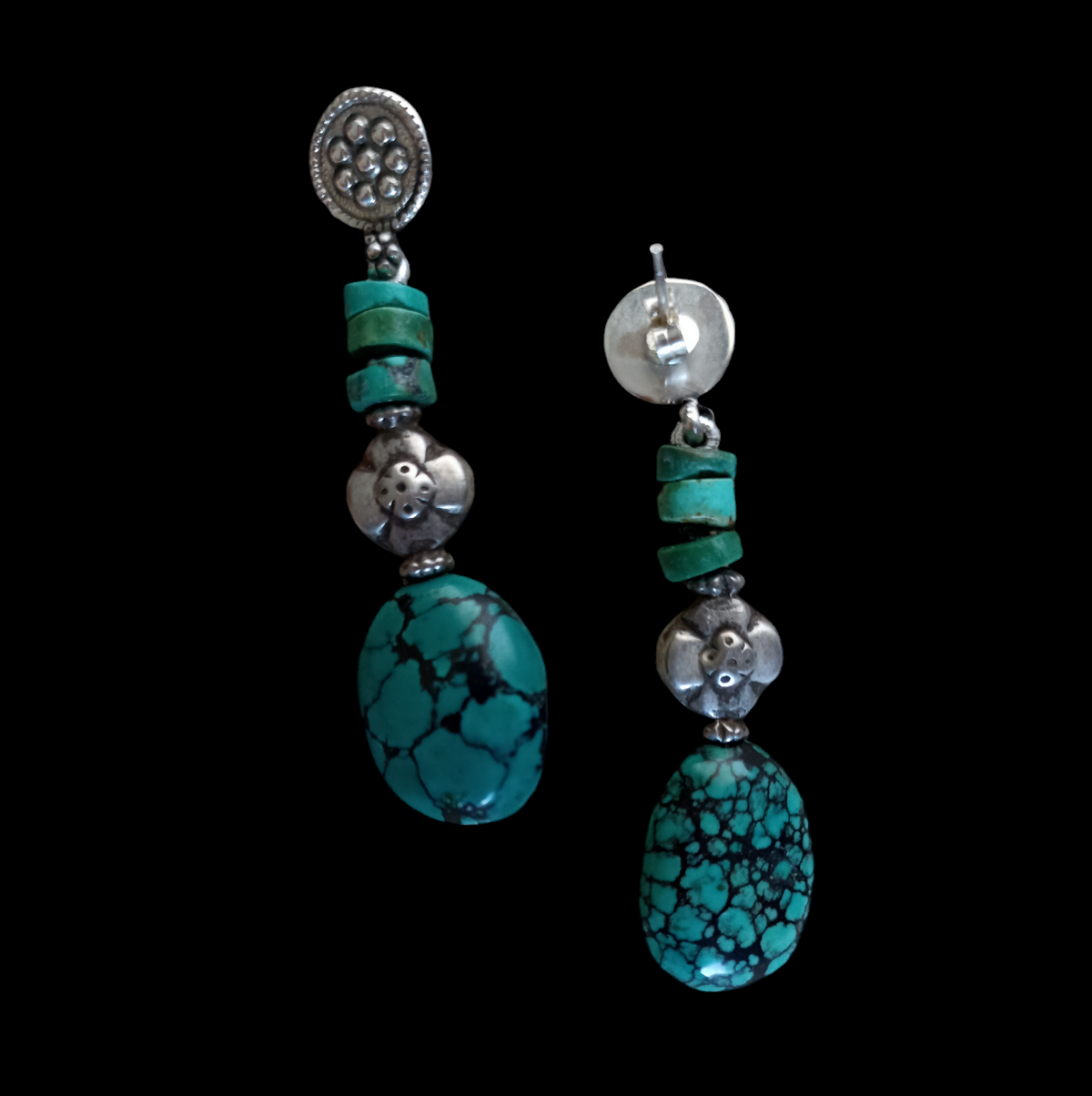 Pendientes con turquesas tibetanas y cuentas de plata antiguas de Paquistán. Los tops son contemporáneos , de plata de ley y cierre de presión con mariposas. Longitud 6 cm Ancho máximo 1´5 cm Peso 12´5 g. Earrings with old tibetan turquoise.