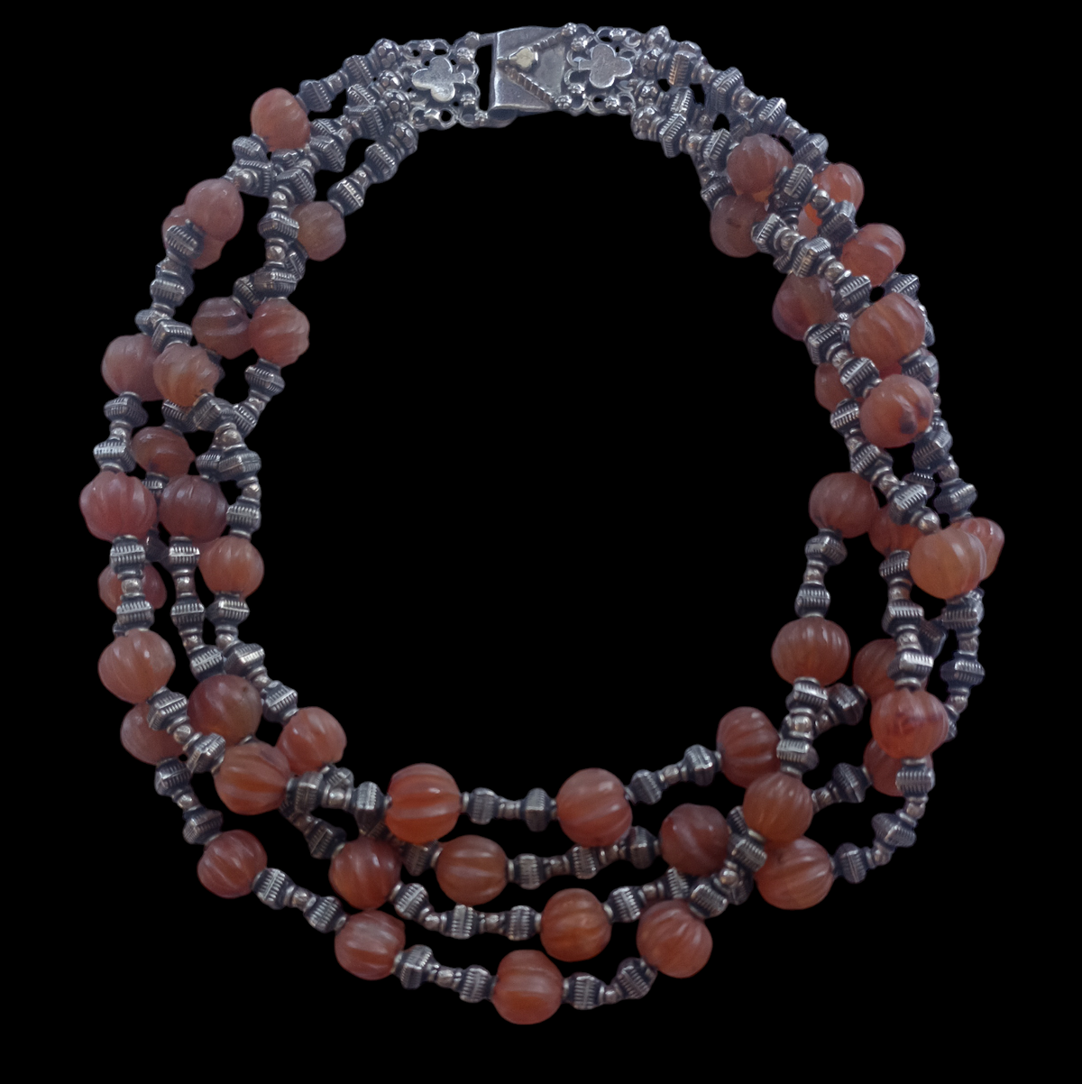 Gargantilla de 4 vueltas con ágatas de forma melón y cuentas de plata de ley. El cierre es también de plata. Longitud 44 cm Peso 180 g. Necklace with 4 strands of melon agate beads  and silver.