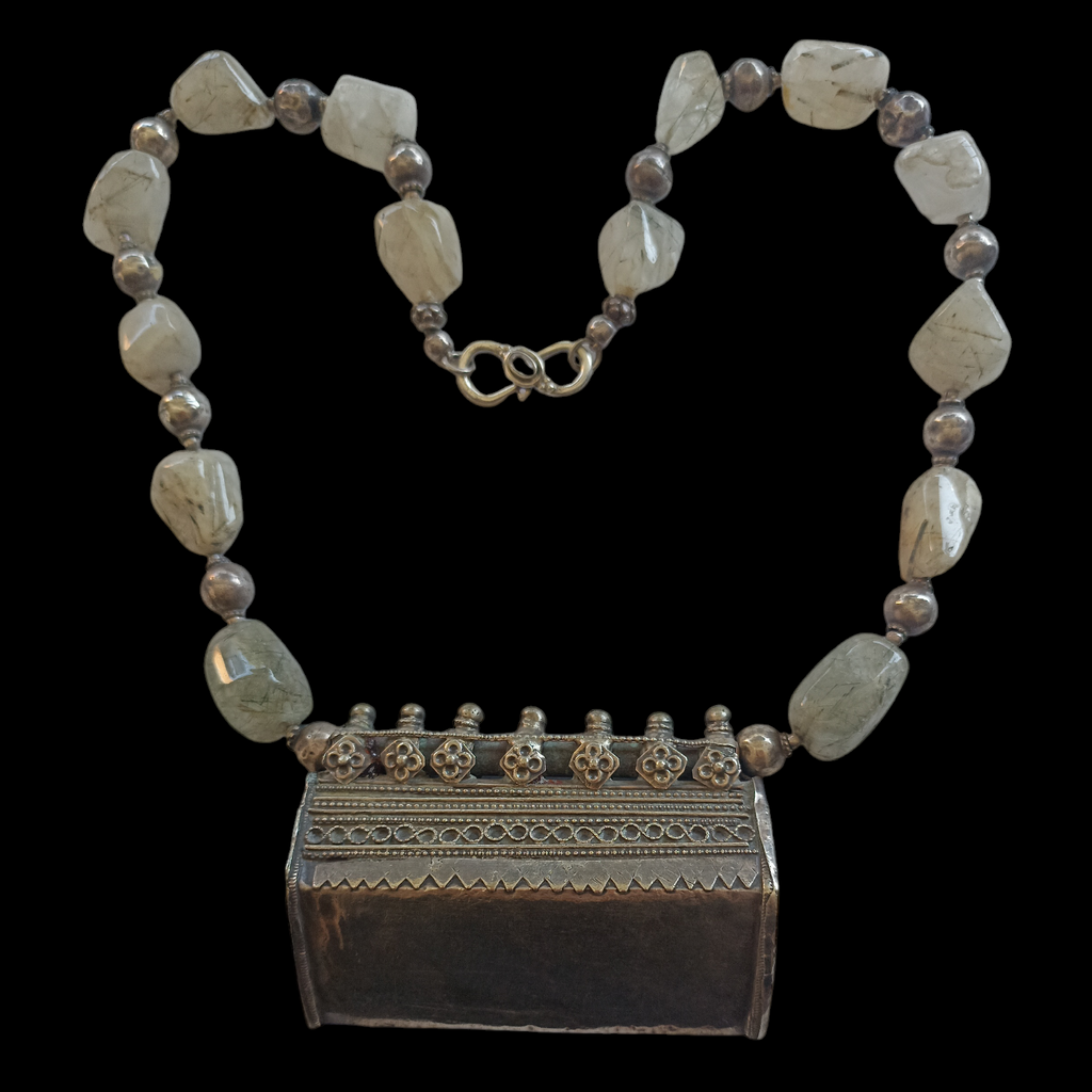 Collar con antiguo colgante en plata de India, con interior de lacre,  combinado con cuarzo rutilo y  antiguas cuentas de plata de India. El cierre es contemporáneo en plata de ley y piedra de luna. Pieza única, diseño de Lula Máiz. Longitud 54 cm. Medidas colgante 7 cm x 5 cm Peso 160 g. One of a kind by Lula Máiz