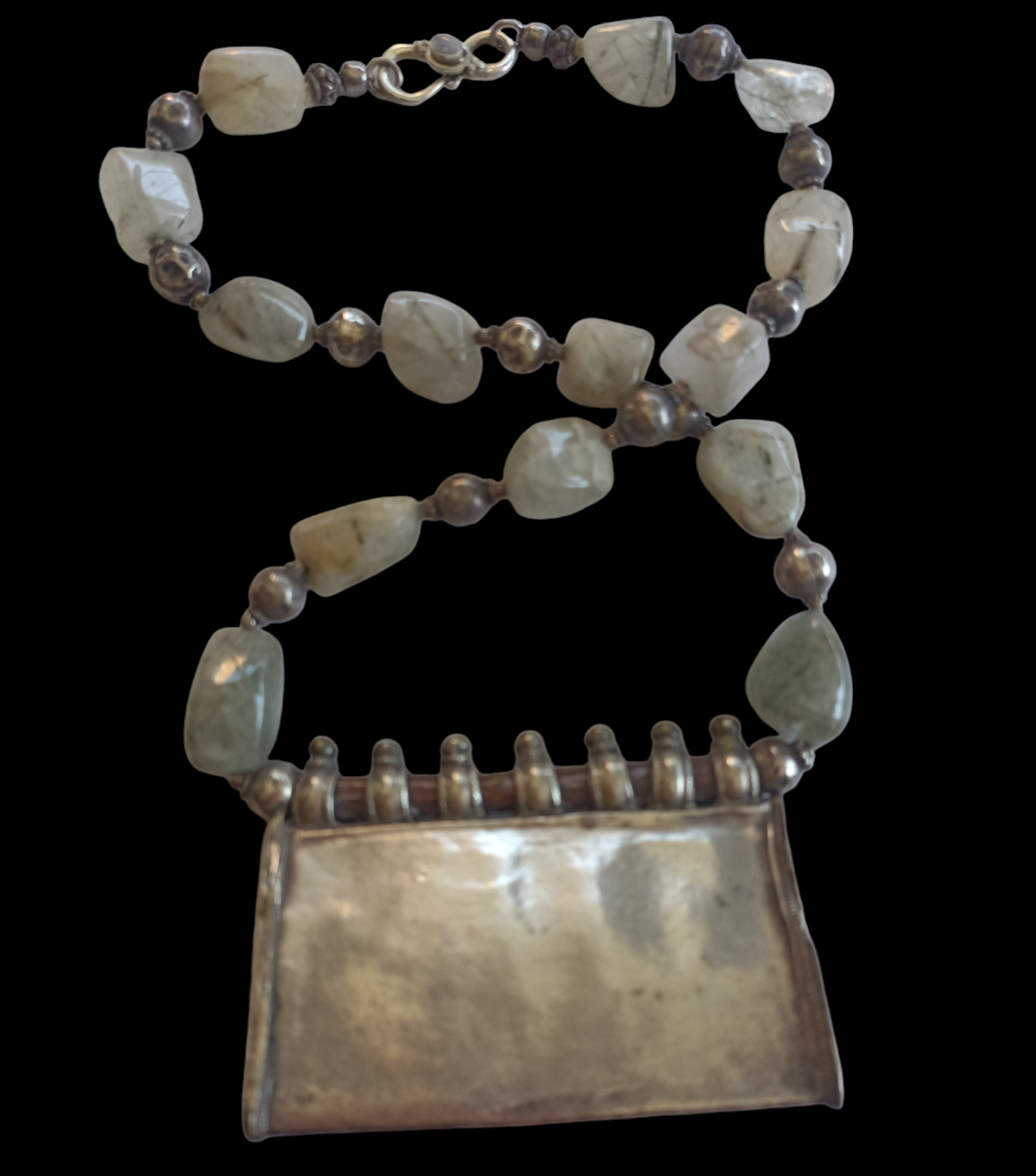 Collar con antiguo colgante en plata de India, con interior de lacre,  combinado con cuarzo rutilo y  antiguas cuentas de plata de India. El cierre es contemporáneo en plata de ley y piedra de luna. Pieza única, diseño de Lula Máiz. Longitud 54 cm. Medidas colgante 7 cm x 5 cm Peso 160 g. One of a kind by Lula Máiz