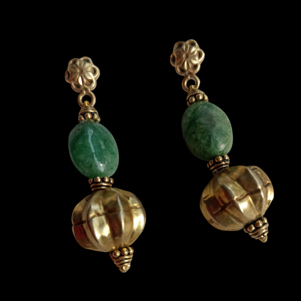 Pendientes artesanales hechos con cuentas de plata dorada antiguas de India y esmeraldas. El top es de plata de ley dorada con cierre de presión y mariposa. Longitud 5 cm Peso 9,5 g. Earrings with old silver beads from India and emerald.