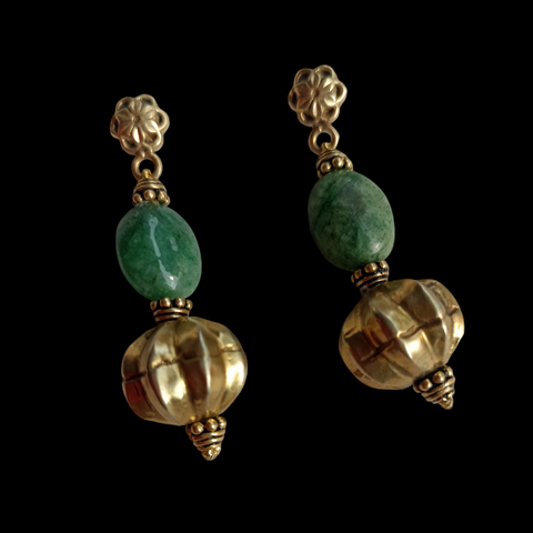 Pendientes artesanales hechos con cuentas de plata dorada antiguas de India y esmeraldas. El top es de plata de ley dorada con cierre de presión y mariposa. Longitud 5 cm Peso 9,5 g. Earrings with old silver beads from India and emerald.