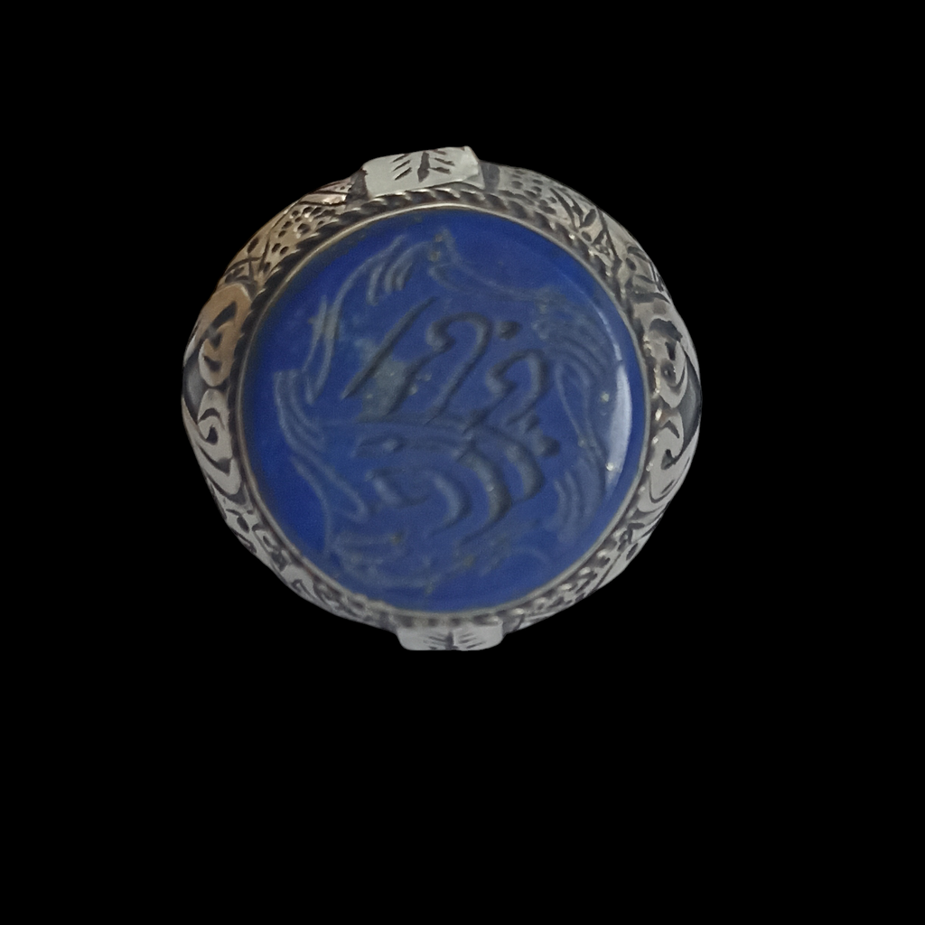 Anillo artesanal hecho a mano con plata y sello de lapislázuli. Tamaño 15 Diámetro sello 2 cm Peso  23 g  Signet ring from Afghanistan with lapislazuli Lula Máiz