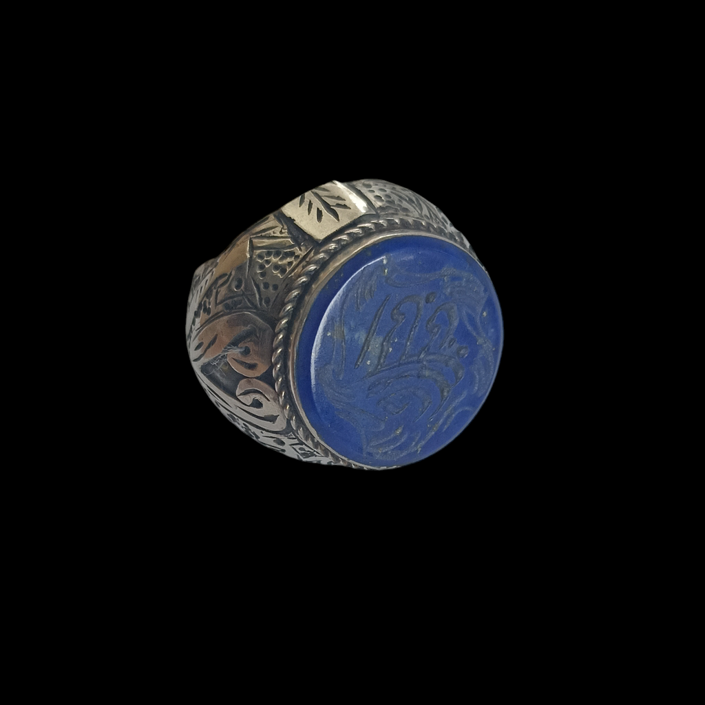 Anillo artesanal hecho a mano con plata y sello de lapislázuli. Tamaño 15 Diámetro sello 2 cm Peso  23 g  Signet ring from Afghanistan with lapislazuli Lula Máiz