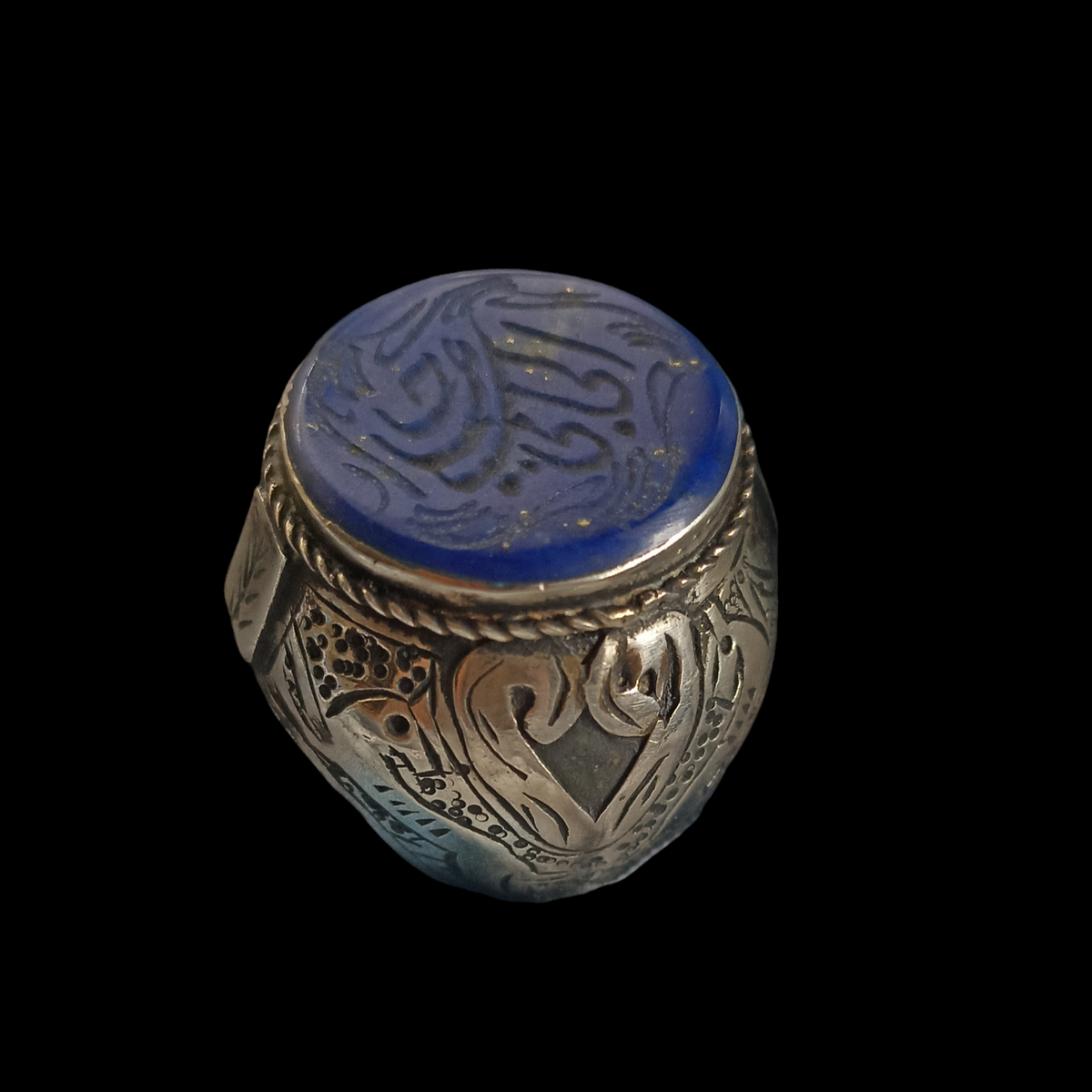 Anillo artesanal hecho a mano con plata y sello de lapislázuli. Tamaño 15 Diámetro sello 2 cm Peso  23 g  Signet ring from Afghanistan with lapislazuli Lula Máiz