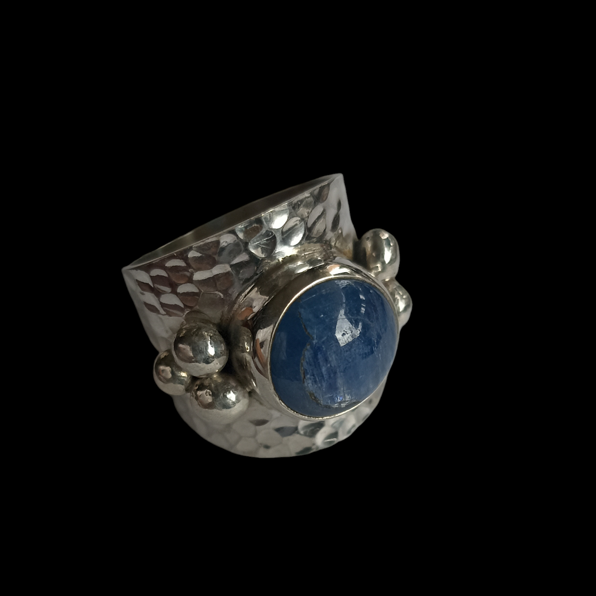 Anillo artesanal hecho a mano con plata de ley, técnica de martele  y cabujon de cianita. Tamaño 14 Peso  13 g  Hand made silver ring with kyanite