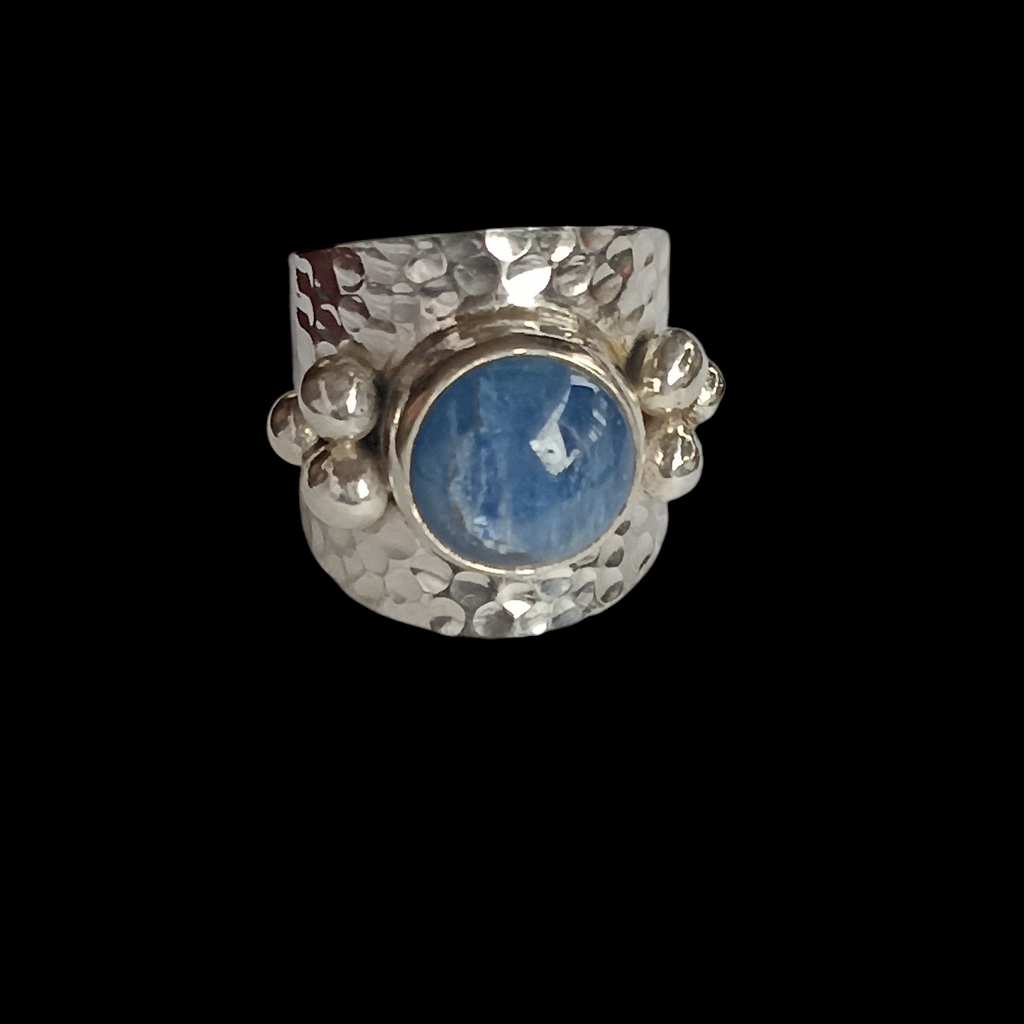 Anillo artesanal hecho a mano con plata de ley, técnica de martele  y cabujon de cianita. Tamaño 14 Peso  13 g  Hand made silver ring with kyanite