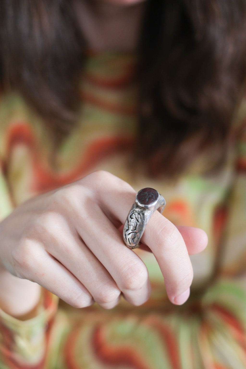 Anillo de Afganistán hecho a mano con plata y ágata cornalina grabada con motivos zoomorfos. Tamaño 19/20/21  Peso 36 g.  Zoomorphic agate ring. Lula Máiz