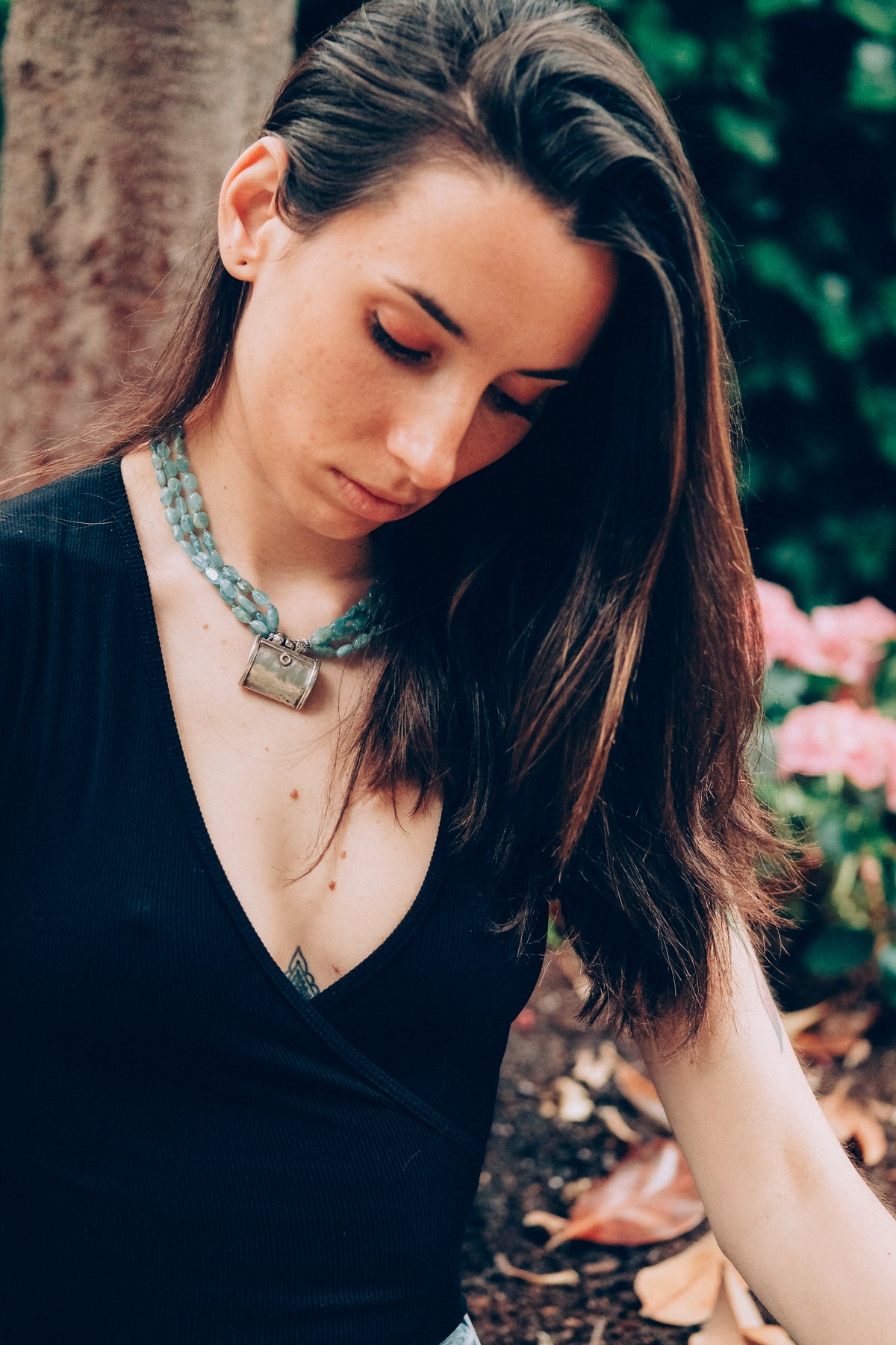 Collar con tres vueltas de cuentas ovales de aguamarina y colgante antiguo de plata de Paquistan. El cierre es contemporaneo, en plata de ley. Pieza unica, diseño de Lula Máiz. Longitud 42 cm. Peso 56 g. Collar etnico con colgante plata antiguo. Collar de aguamarinas. Envio gratuito a Peninsula, Baleares y Portugal. One of a kind necklace by Lula Maiz