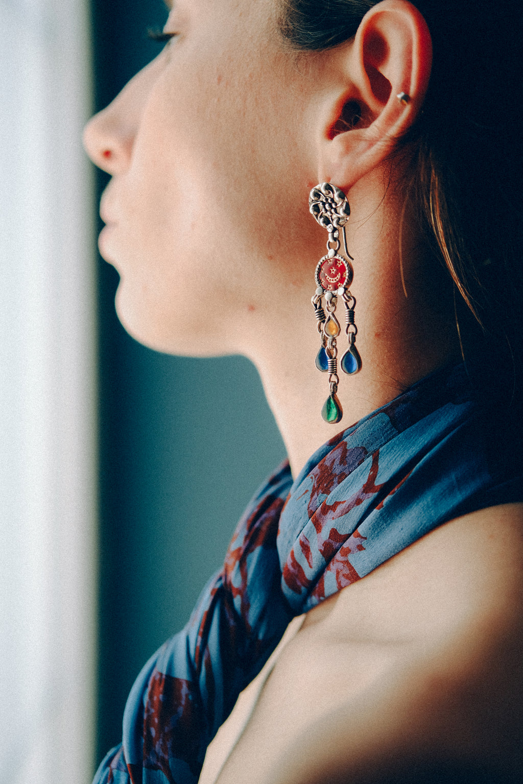 Pendientes artesanales hechos a mano con plata de ley y vidrio. La parte superior puede ser sustituida por otra de presión. Longitud 8 cm Peso 19 g. Ethnic silver earrings. Envio gratuito a España y Portugal