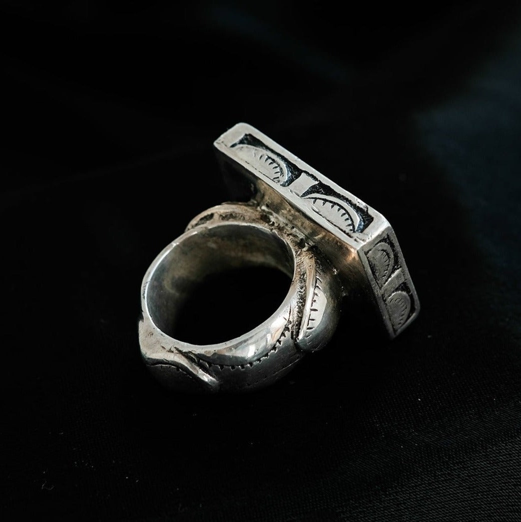 Anillo sello de India en plata, que originalmente se usaban para firmar documentos.  Tamaño 13. Peso 33 g.