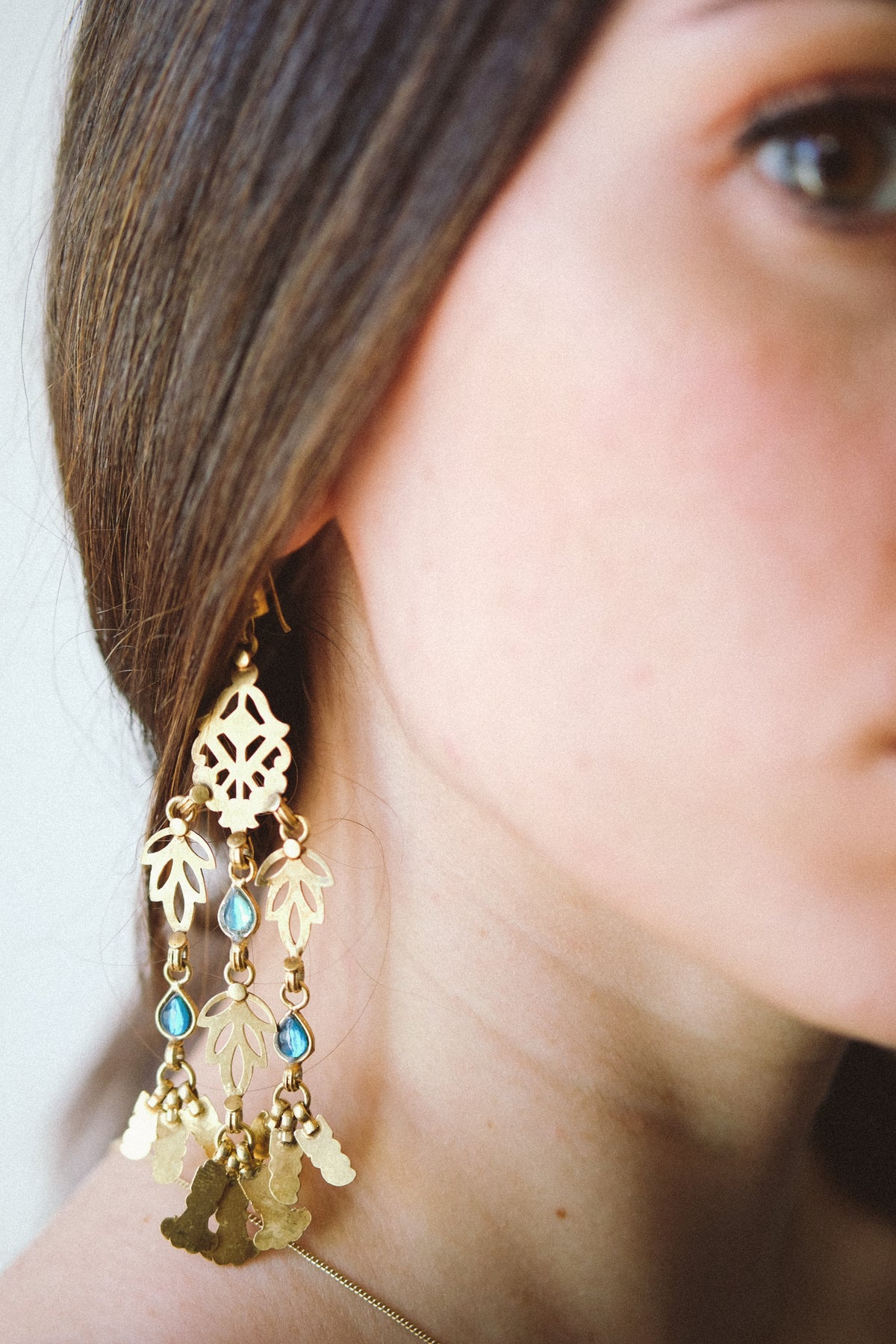 Pendientes artesanales hechos a mano en plata de ley con baño de oro mateado y cristal azul. Longitud&nbsp; 10´5 cm Peso 20 g. Pendientes étnicos de plata dorada Envío gratuito a España y Portugal